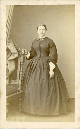 Fotografie einer stehenden Dame