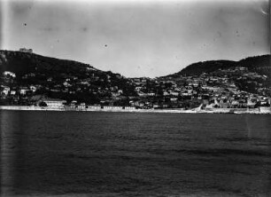 Villefranche-sur-Mer : Blick auf die Bebauung der Stadt Villefranche-sur-Mer nahe am Wasser.