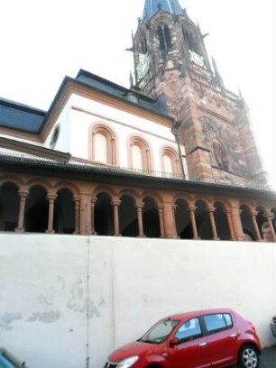 Stiftskirche-Ansicht von Westen mit Langhaus über Romanischer Arkadenvorhalle sowie gotischem Kirchturm im Südwesten