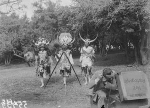 Paul Lieberenz mit Zulu : Paul Lieberenz bei Tonaufnahmen von Zulu-Gesang und Tanz