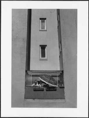 Paar auf Balkon, Hamburg, St. Georg