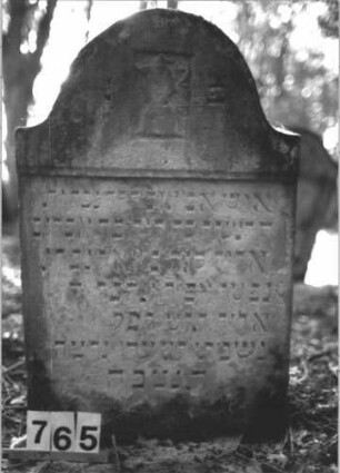 Grabstein 765 (Index: 99900365) Material: Sandstein Zustand: stellenweise verwittert Maße HxBxT: 103x62x13 cm Beschreibung: Stele mit Konvexbogenabschluss, im Bogenfeld Levitenkanne in eingetieftem hochrechteckigem Feld Symbolik: Levitenkanne: Grabstein 765