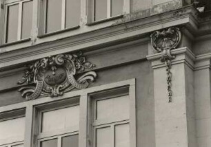 Dresden-Neustadt, Louis-Braille-Straße 5. Villa "Mathilde" (um 1900). Fassadenschmuck (1. Obergeschoß)