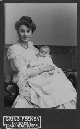 Junge Frau mit Baby auf dem Schoß