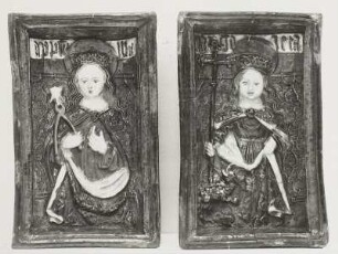 Farbig glasierte Ofenkacheln mit Darstellungen der Heiligen Apollonia (links) und Magdalena (rechts)