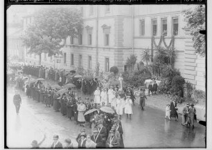 Fronleichnamsprozession in Sigmaringen 1932; Prozession in der Karlstraße vor dem Prinzenbau; im Mittelpunkt Marienstatue von vier Frauen auf Schultern getragen