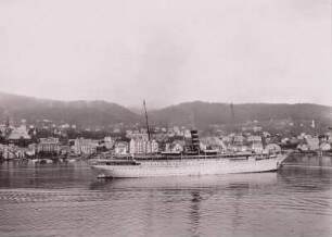 Molde. Romsdalsfjord mit Passagierdampfer und Blick auf die Stadt