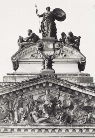 Dresden, Ausstellungsgebäude des Sächsischen Kunstvereins, Giebel der Portikus, Detail: Mittelteil mit Figur der Athena