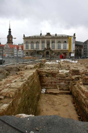 Dresden-Altstadt, Neumarkt. Freigelegte Fundamente auf dem Gewandhausgrundstück. Blick zum Residenzschloß und zum Johanneum