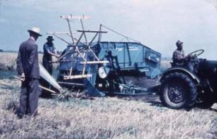 Fotografie: Erntetechnik, Mähdrescher gezogen