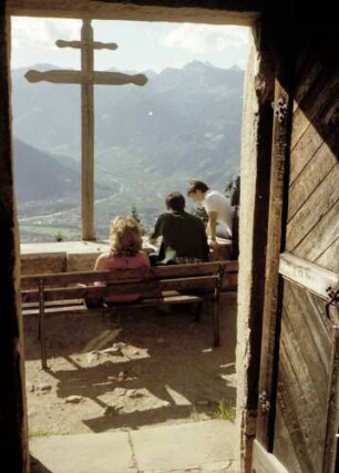 Hafling: Ausblick von der St. Katharinenkapelle mit Kreuz