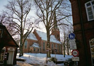 Hude: Blick auf den Kirchberg mit der Peter-Paul-Kirche im Winter