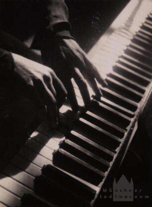 Hände der Pianistin Elly Ney