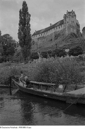 Wettin. Blick über die Saale zur Burg (961 genannt) mit Fährboot