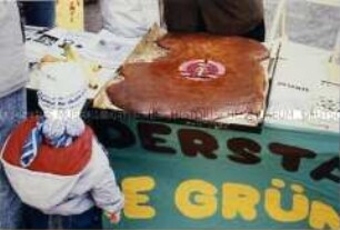 DDR-Kuchen der Bonner Grünen auf der Demonstration gegen die Wiedervereinigung auf dem Bonner Münsterplatz