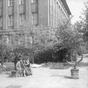 Musikstudenten vor dem Gebäude der Hochschule für Musik "Carl Maria von Weber" Dresden, Blochmannstraße 2-4