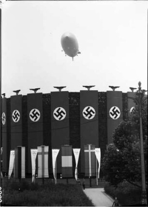 Berlin: Luftschiff Hindenburg über Adolf Hitler Platz