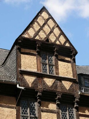 Fachwerk-Giebel an einem Wohngebäude im Burghof, Burg Falkenstein