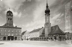 Erding. Ehem. Schrannenhalle, Stadtpfarrkirche St. Johannes und ehem. Frauenkirche : Ansicht mit Sparkasse (ehem. Schrannenhalle), Turm der Stadtpfarrkirche St. Johannes und ehem. Frauenkirche