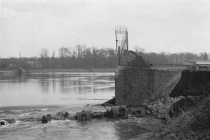 Beschädigtes Wehr : Blick auf ein durch Hochwasser beschädigtes Wehr der Weißen Elster. Altes Nahlewehr, nordwestlicher Abfluss des Elsterbeckens