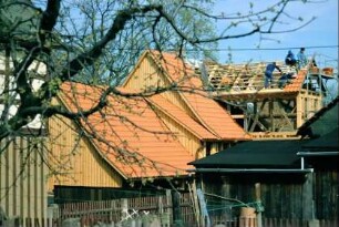 Dächer des Schulzenhauses mit Nebengebäuden, Dachdecker bei der Arbeit