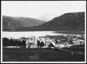 Tromsø/ Norwegen: Blick über die Häuser von Tromsø auf Hafen und Fjordlandschaft