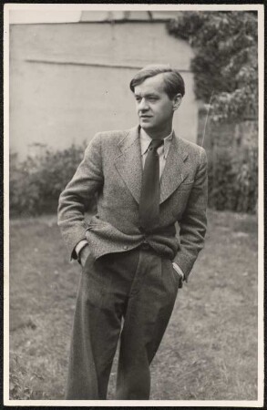 Portrait Martin Raschke, 1943 : Der Schriftsteller Martin Raschke fotografiert in seinem Garten in Dresden Loschwitz, aus dem Nachlass Martin Raschke