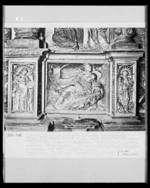 Hochaltar, Sockelgeschoss, linker Teil: Evangelist Johannes