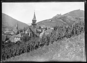 Rappoltsweiler (Ribeauville/Frankreich). Stadtansicht mit Weinbergen