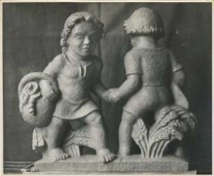 Nasenschild Bäckerei H. Schriefer: Knabe und Mädchen bei Händedruck, mit Korb, Brot, Getreidegarben: Entstehungsprozess: Tonmodell in Atelier, hinten Vorhang