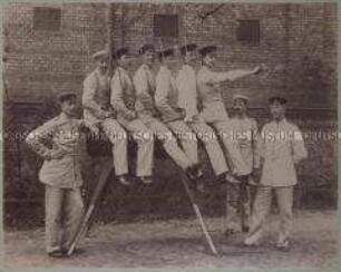 Königliche Militär-Turnanstalt zu Berlin, Winterkurs 1894/1895 - Offiziersschüler mit Degen auf Pauschenpferd sitzend