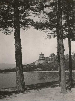 Peking, China. Blick über den Lotosteich (Kunming-See) auf den Neuen Sommerpalast (seit 1998 UNESCO-Weltkulturerbe) und den Berg Wan Shou Shan ("Berg der 10000 Zeitalter" oder "Berg des langen Lebens")