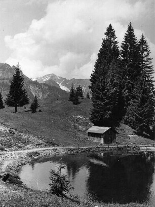 Gebirgssee mit Hütte am Ufer, wahrscheinlich in den Allgäuer Alpen