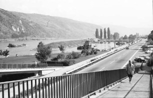Oberwesel: B 9 und Rhein, Richtung Süden, Vordergrund Geländer eines Überganges