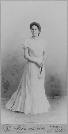 Porträt einer jungen Frau im weißen Kleid : Junge Dame im weißen Kleid. Fotografie (Cabinet mit Atelieraufdruck verso) aus dem Warenhaus Hermann Tietz. Eigenes Atelier für Photographie
