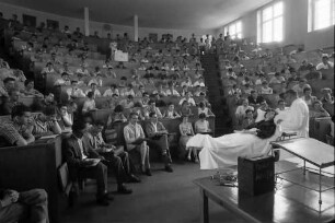 Freiburg: Medizinische Universitätsklinik, Studenten in den Reihen, Prof. Heilmeyer und Patientin