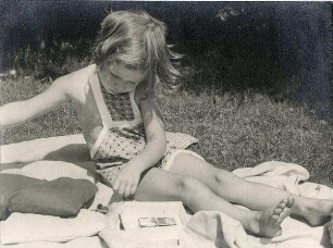 Karin Artin mit Spielzeug