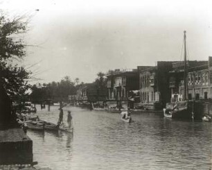 Irak. Basra. Arm des Schatt al Arab mit Bootsverkehr und Speichern