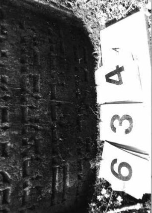 Grabstein 634 (Index: 99752488) Material: Sandstein Zustand: gut Maße HxBxT: 88x64x9 cm Beschreibung: Stele, geschwungen eingezogener Rundbogenabschluß, Schriftfeld eingetieft Symbolik: Muschel: Grabstein 634A