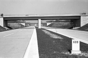 Offenburg: Autobahnbrücke mit km 699 am Offenburger Ei