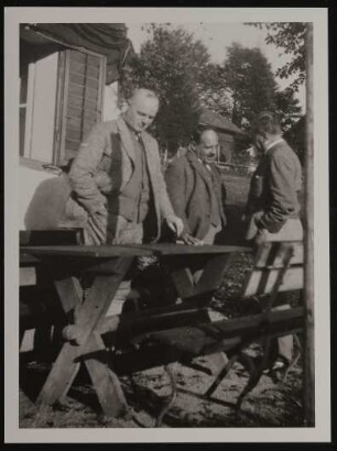 Hofmannsthal mit R.A. Schröder und J. Wassermann in Aussee, vor dem Haus Obertressen 6