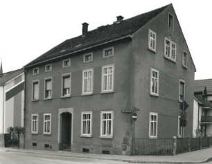 Neustadt in Sachsen, Johann-Sebastian-Bach-Straße 11. Wohnhaus (bezeichnet 1841). Eckansicht mit Fassade Goethestraße