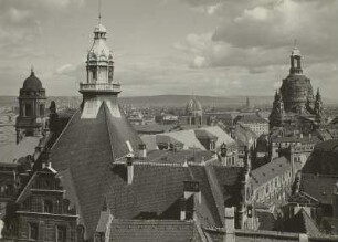 Dresden. Blick vom Schloßturm über das Georgentor nach Osten zur Frauenkirche