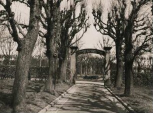 Herrnhut. Eingangstor mit Spruchband zum Herrnhuter Gottesacker - dem Friedhof der Herrnhuter Brüdergemeine.