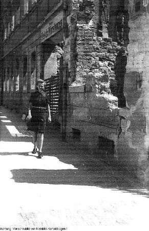 Dresden. Junges Mädchen auf den Straßen der zerstörten Stadt, 1947