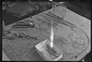 Arbeitstisch mit Geräten und Material