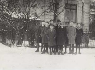 Ernst Blume mit Schülern : Lehrer Dr. Ernst Blume (1882-1957) mit Schülern (Teilnehmer einer Fahrt nach Morsleben, Helmstedt und Königslutter), Dezember 1920