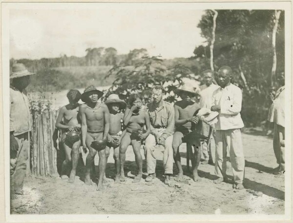 Kajabi Indians with employees of the post office in Pedro Dantas