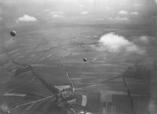Beginnende Cumulusbildung in 800 m Höhe : Landschaft nordöstlich von Altenburg; in der Luft zwei Feldjägerballons