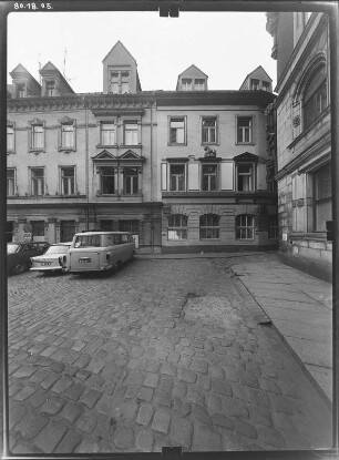 Meißen-Altstadt, Rathenauplatz (Heinrichsplatz) 5/6. Wohnhaus mit Läden (E. 19. Jh.) und Hotel "Goldener Löwe" (E. 19. Jh.). Straßenfront (Teilansicht)